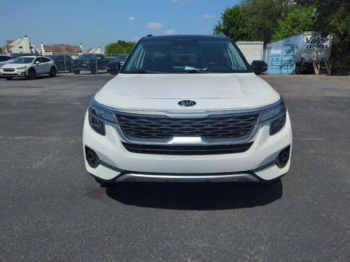 Clear White/Black Roof 2021 Kia Seltos S