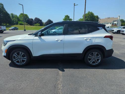 Clear White/Black Roof 2021 Kia Seltos S