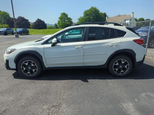 Crystal White Pearl 2018 Subaru Crosstrek 2.0i Premium