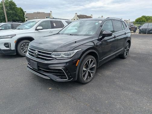 Deep Black Pearl 2023 Volkswagen Tiguan 2.0T SEL R-Line 4MOTION