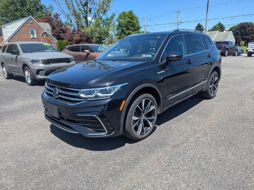 Deep Black Pearl 2023 Volkswagen Tiguan 2.0T SEL R-Line 4MOTION