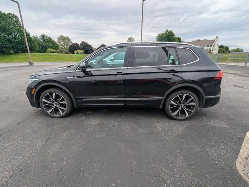 Deep Black Pearl 2023 Volkswagen Tiguan 2.0T SEL R-Line 4MOTION