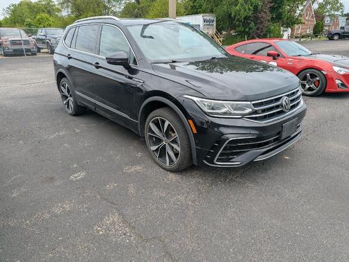 Deep Black Pearl 2023 Volkswagen Tiguan 2.0T SEL R-Line 4MOTION