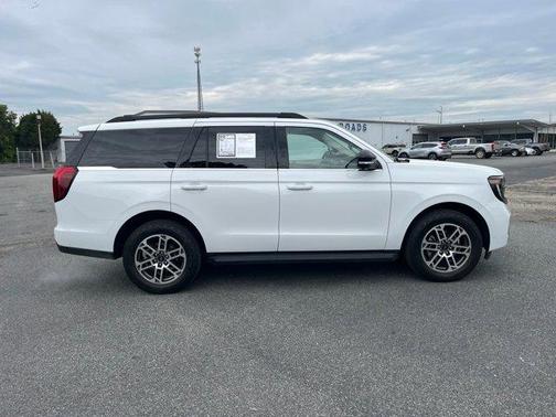 Oxford White 2025 Ford Expedition Active