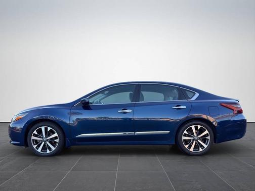 Deep Blue Pearl 2017 Nissan Altima 2.5 SR