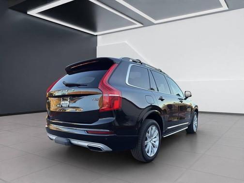 2016 Volvo XC90 T6 Momentum