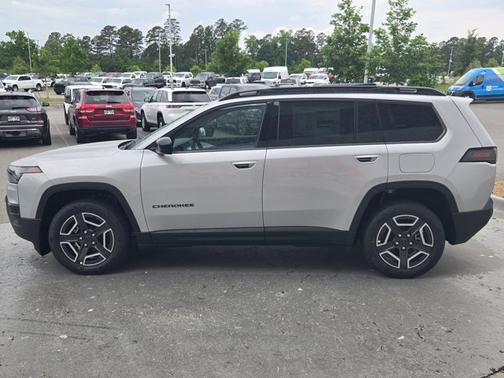Silver Zynith Clearcoat 2026 Jeep Cherokee Laredo
