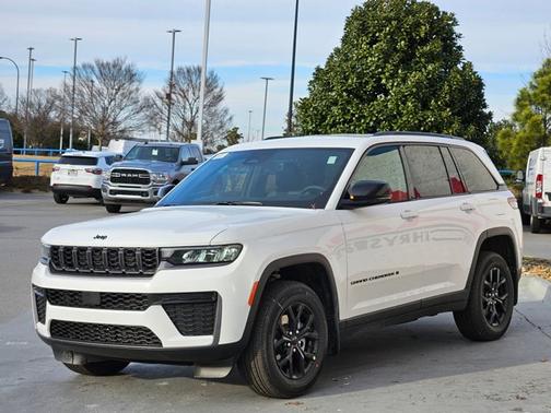 2026 Jeep Grand Cherokee Laredo Altitude