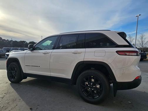2026 Jeep Grand Cherokee Laredo Altitude