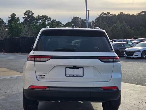 2026 Jeep Grand Cherokee Laredo Altitude