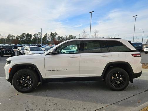 2026 Jeep Grand Cherokee Laredo Altitude