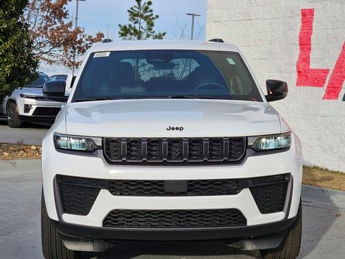 2026 Jeep Grand Cherokee Laredo Altitude