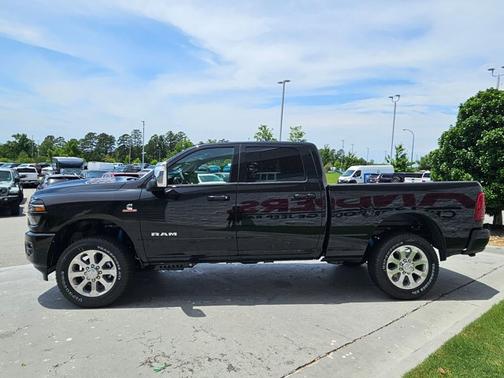 Diamond Black Crystal Pearlcoat 2026 RAM 2500 Laramie