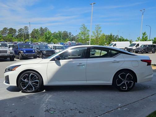 Glacier White 2024 Nissan Altima 2.5 SR
