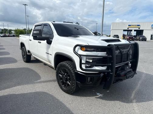 Summit White 2026 Chevrolet Silverado 2500 Custom