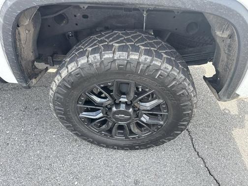 Summit White 2026 Chevrolet Silverado 2500 Custom