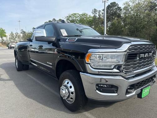 Diamond Black Crystal Pearlcoat 2024 RAM 3500 Limited