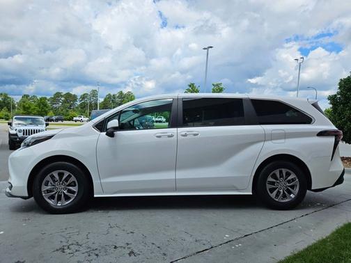 2024 Toyota Sienna LE