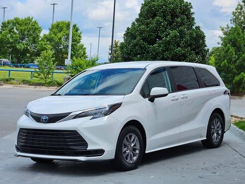 2024 Toyota Sienna LE