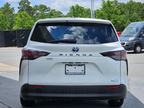 2024 Toyota Sienna LE