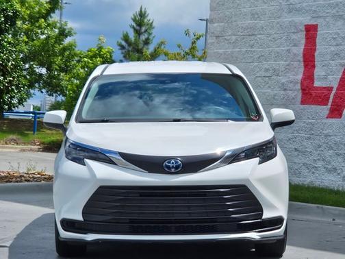 2024 Toyota Sienna LE