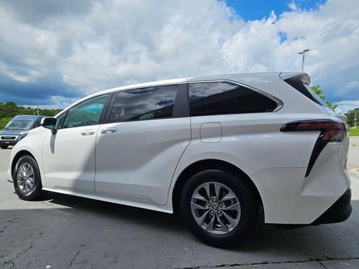 2024 Toyota Sienna LE