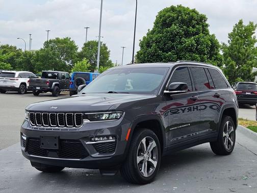 Baltic Gray Metallic Clearcoat 2024 Jeep Grand Cherokee Limited