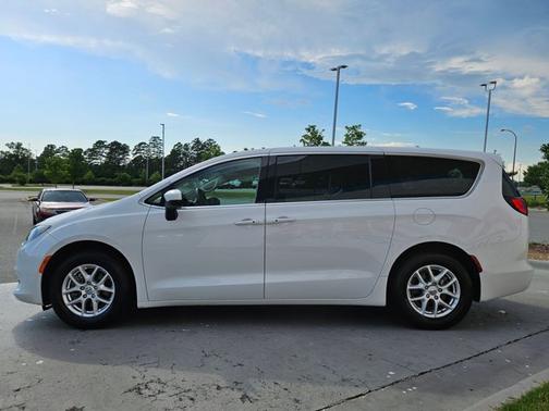2022 Chrysler Voyager LX