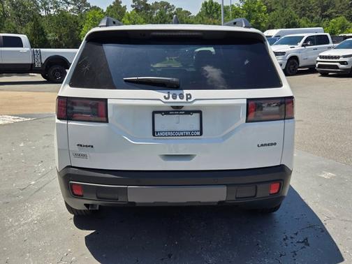 Bright White Clearcoat 2026 Jeep Cherokee Laredo