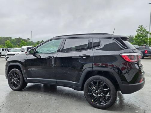 Diamond Black Crystal Pearlcoat 2026 Jeep Compass Latitude