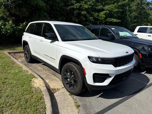 Bright White Clearcoat 2025 Jeep Grand Cherokee Laredo