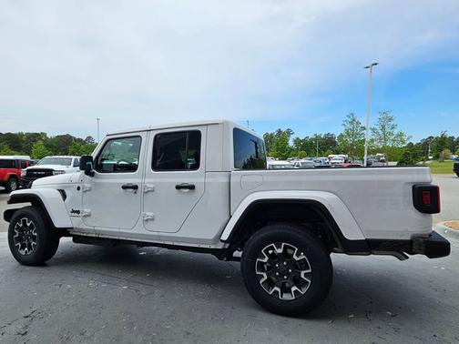 Bright White Clearcoat 2026 Jeep Gladiator Sahara
