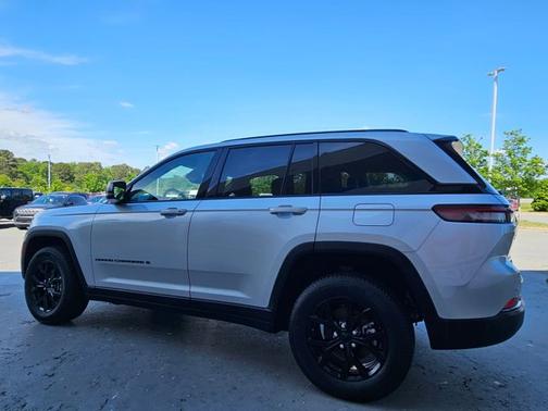 Silver Zynith 2024 Jeep Grand Cherokee Altitude