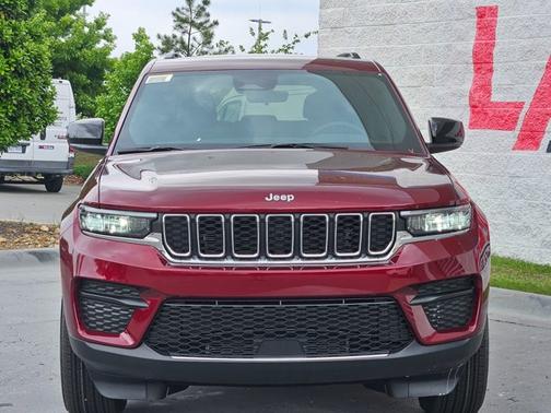 Velvet Red Pearlcoat 2026 Jeep Grand Cherokee Laredo