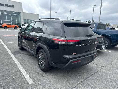 2024 Nissan Pathfinder SV