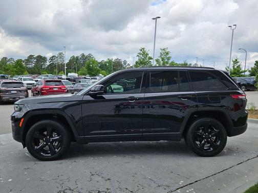 Diamond Black Crystal Pearlcoat 2024 Jeep Grand Cherokee Altitude X