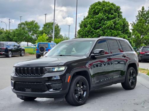 Diamond Black Crystal Pearlcoat 2024 Jeep Grand Cherokee Altitude X