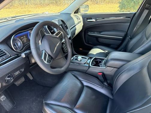 2023 Chrysler 300 Touring L