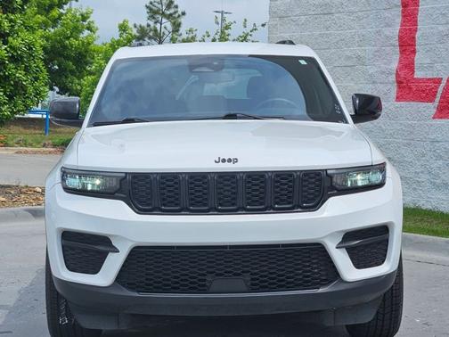 Bright White Clearcoat 2024 Jeep Grand Cherokee Altitude