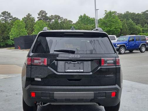 Diamond Black Crystal Pearlcoat 2026 Jeep Cherokee Laredo
