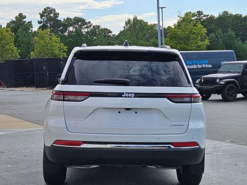 2025 Jeep Grand Cherokee Laredo
