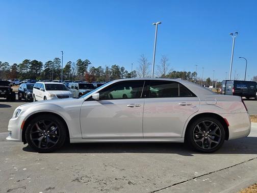 2023 Chrysler 300 Touring L