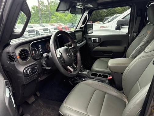 Granite Crystal Metallic Clearcoat 2024 Jeep Gladiator Mojave