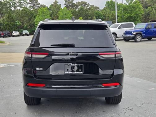 Diamond Black Crystal Pearlcoat 2024 Jeep Grand Cherokee Altitude