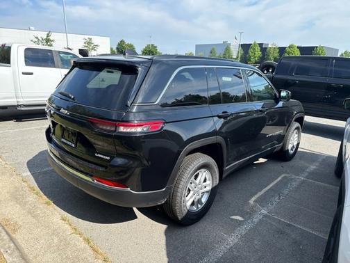 Diamond Black Crystal Pearlcoat 2025 Jeep Grand Cherokee Laredo
