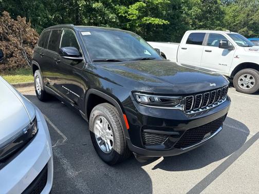 Diamond Black Crystal Pearlcoat 2025 Jeep Grand Cherokee Laredo