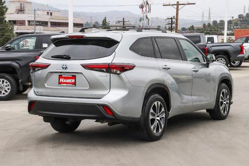 Celestial Silver Metallic 2024 Toyota Highlander Hybrid XLE