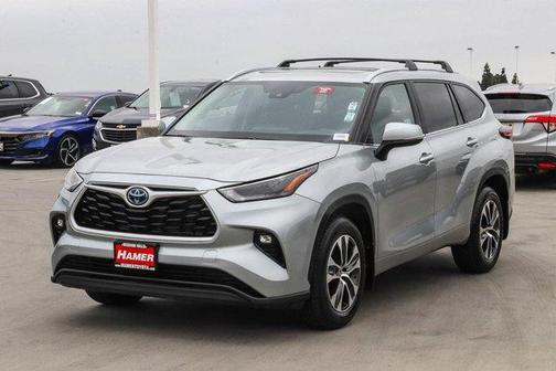 Celestial Silver Metallic 2024 Toyota Highlander Hybrid XLE