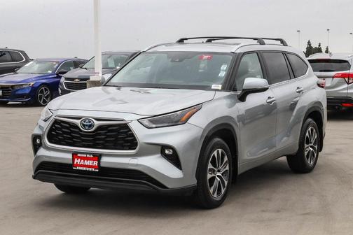 Celestial Silver Metallic 2024 Toyota Highlander Hybrid XLE