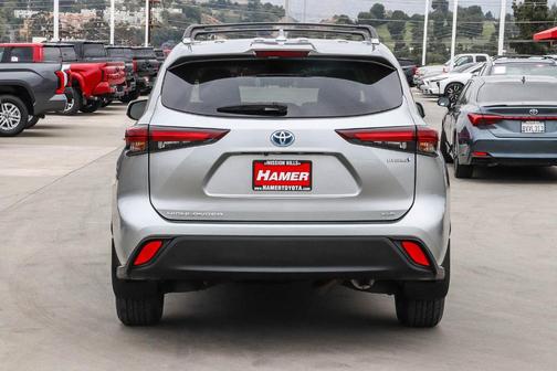 Celestial Silver Metallic 2024 Toyota Highlander Hybrid XLE